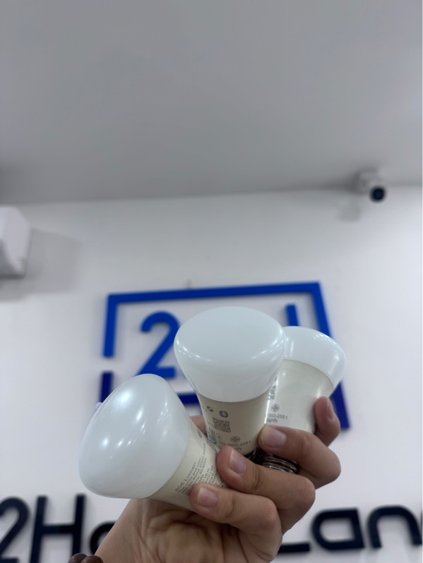 3 bóng đèn Philips Hue White and Color Ambiance A60 E27 - Màu trắng - Ngoại hình 97% - Trầy, ố vàng nhẹ - Body
