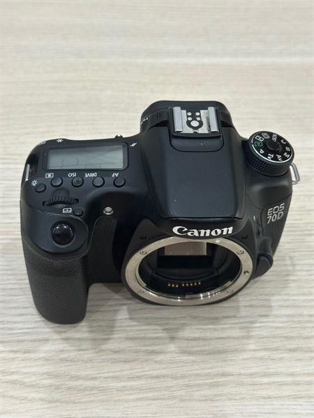 Máy ảnh Canon EOS 70D - Đen - 98% - bị mất miếng nhựa - 1 pin - 1 thẻ nhớ 16G
