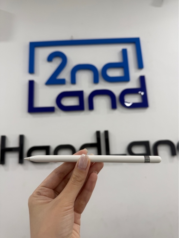 Apple pencil 1 - Màu trắng - Ngoại hình 97% - thân bút xuống màu , đầu mòn - Kèm Box , 1 ngòi thay , không có đầu chuyển đổi