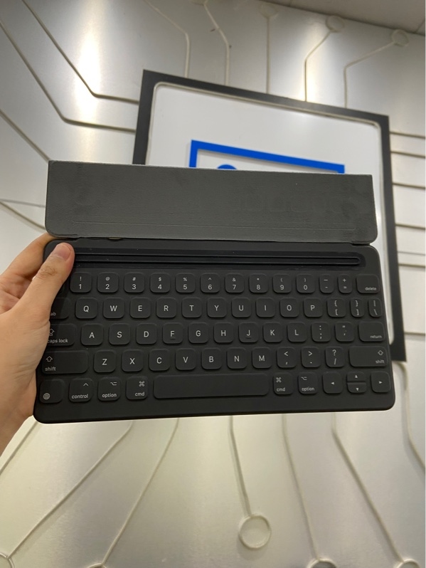 Apple Smart Keyboard A1829 For Ipad Pro 10.5inch - Màu đen - Ngoại hình: 97.5% - Kèm Box