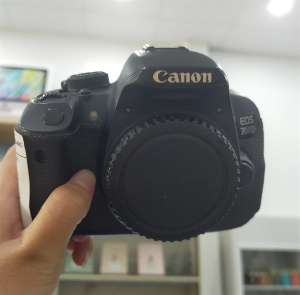 Máy ảnh Canon EOS 700D + Lens Kit - Xấu - Mất miếng cao su - Lens Mốc - Phụ kiện gồm: Túi - 2 pin - Sạc