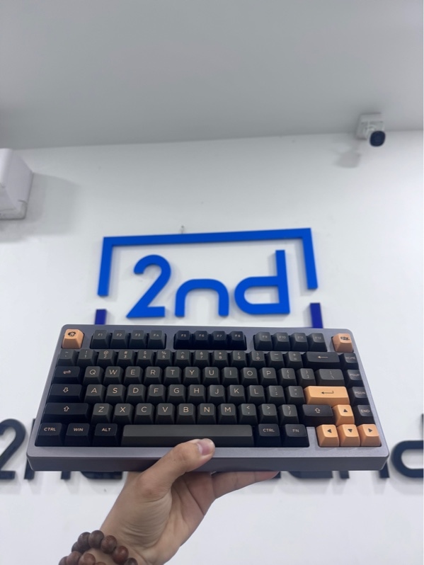 Bàn phím cơ Akko ACR TOP 75 - 1 mode dây - nhôm - top mount - Màu xám - Ngoại hình 97,5% - Viền trầy, logo dưới đáy bong - Fullbox, Kèm 1 bộ Akko keycap set Black & Bronze, ASA Profile - PBT Double shot.