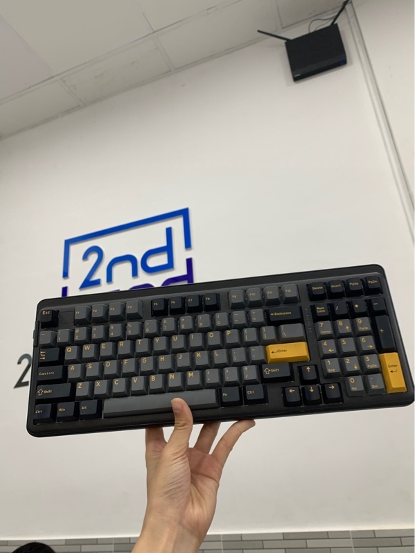 Bàn phím cơ Dareu EK98 Pro RGB - Màu vàng đen - Ngoại hình: 97% - Kèm dây kết nối