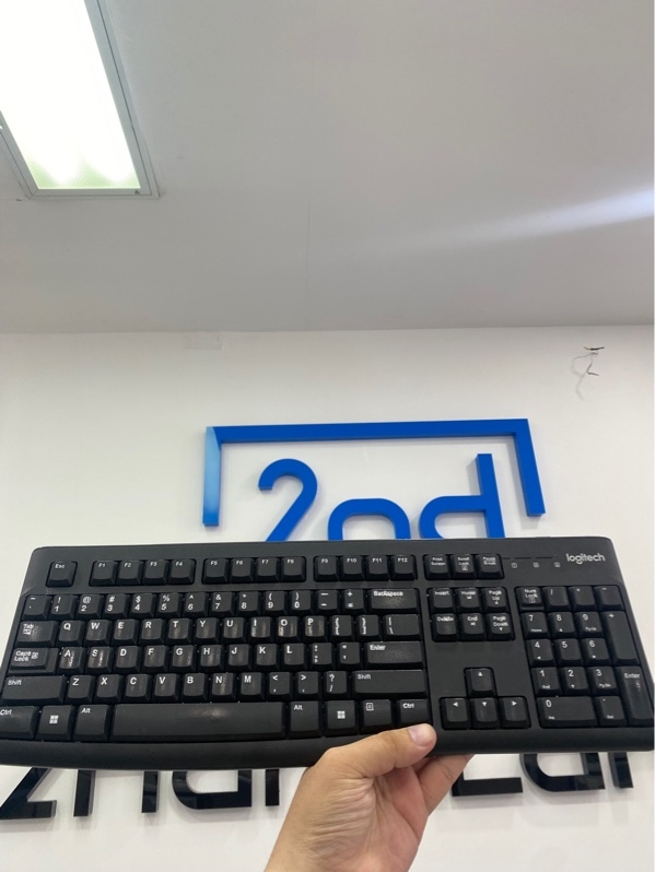 Bàn phím có dây Logitech K120 - Màu đen - Ngoại hình: 97% - Bụi, mất 1 gạt chân mặt sau - Body