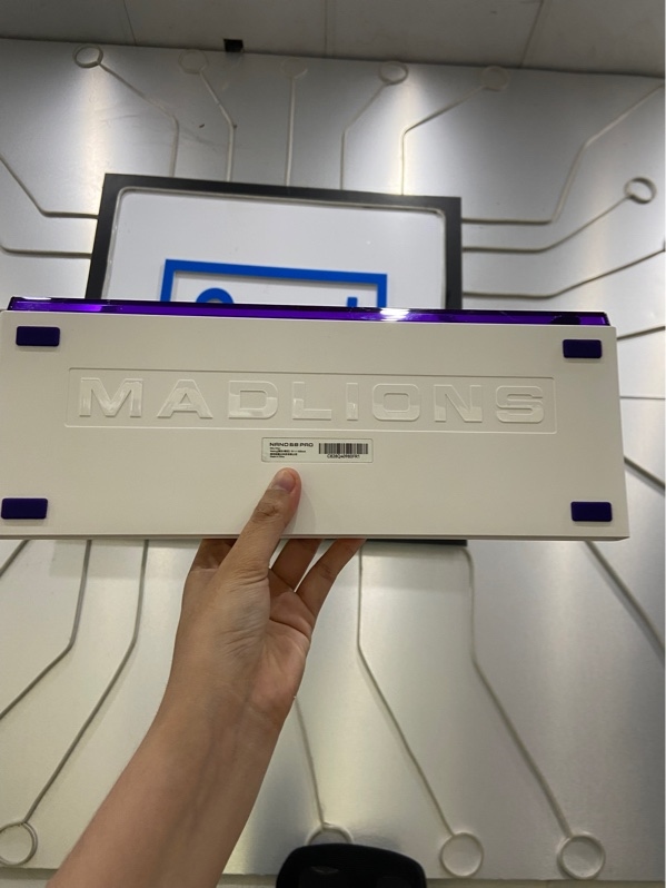 Bàn phím cơ gaming Madlions Nano 68 Pro - 1 mode kết nối - Màu trắng - Ngoại hình: 97% - Xước - Kèm dây