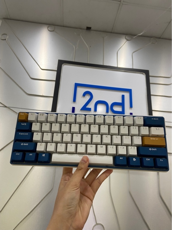 Bàn phím cơ không dây Royal Kludge RK61 Plus - 3 mode kết nối (dây, receiver, bluetooth) - Màu trắng - Ngoại hình: 97% - Đã thay 1 số phím red switch, lỗi không nhận kết nối dây 1 cổng usp type c - Kèm dây, receiver, bộ switch zin