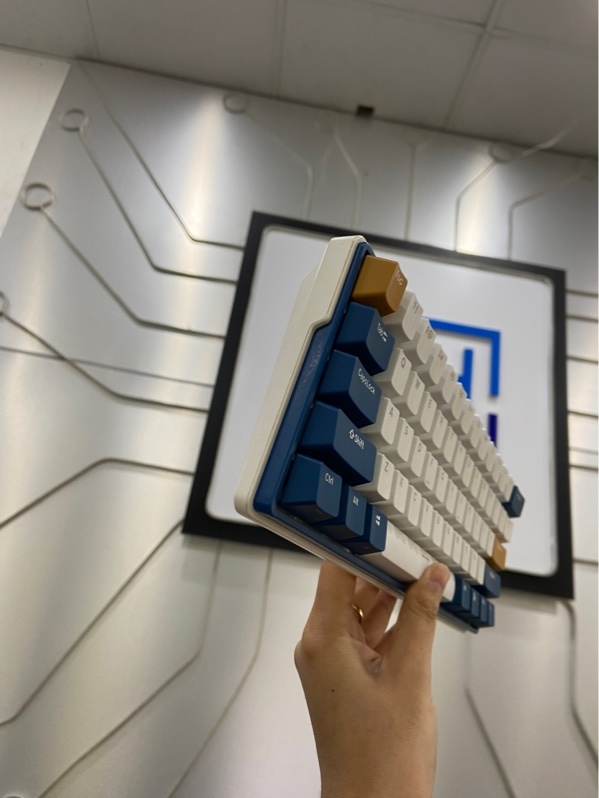 Bàn phím cơ không dây Royal Kludge RK61 Plus - 3 mode kết nối (dây, receiver, bluetooth) - Màu trắng - Ngoại hình: 97% - Đã thay 1 số phím red switch, lỗi không nhận kết nối dây 1 cổng usp type c - Kèm dây, receiver, bộ switch zin