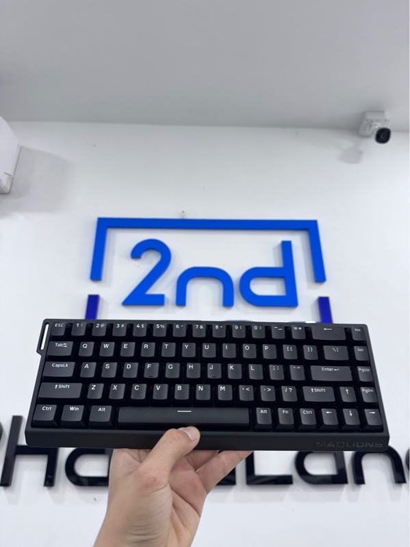 Bàn phím cơ MAD 68 HE - 1 mode dây - Màu đen - Ngoại hình 98% - Trầy nhẹ mặt đáy - Full box, kèm 1 dây kết nối, 1 cây thay phím, 1 dây đeo