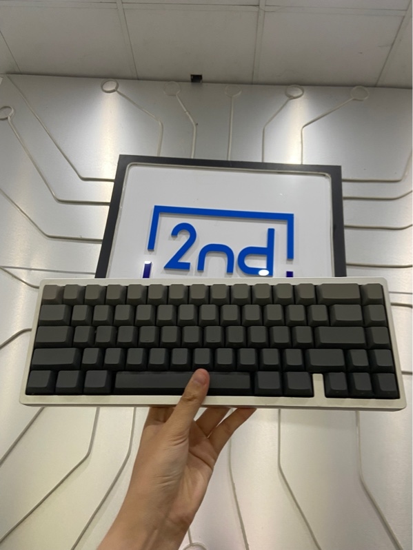 Bàn phím cơ Weikav Lucky65 V2 - Đã custom switch, keycap, khung - 3 mode kết nối ( receiver, bluetooth, dây) - Màu bạc - Ngoại hình: 97% - Xước, hơi bụi, mất cao su đế, mất dây - Kèm Box + receiver