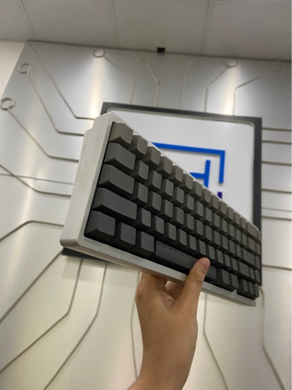 Bàn phím cơ Weikav Lucky65 V2 - Đã custom switch, keycap, khung - 3 mode kết nối ( receiver, bluetooth, dây) - Màu bạc - Ngoại hình: 97% - Xước, hơi bụi, mất cao su đế, mất dây - Kèm Box + receiver