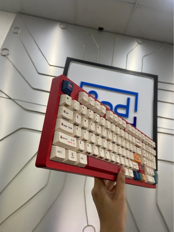Bàn phím cơ Weikav Max 102 - 3 mode kết nối (dây, receiver, bluetooth) - Màu đỏ - Ngoại hình: 98% - Đã mode keycap - Fullbox+ keycap zin