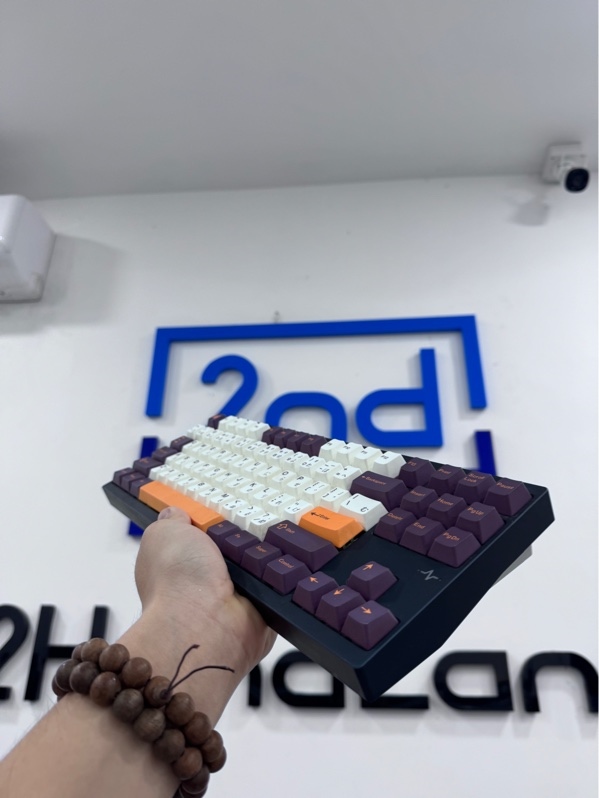 Bàn phím Crush 80 Reboot - 3 mode - Màu xám - Ngoại hình 97.5% - Mặt dưới trầy xước nặng - Kèm túi đựng, 1 receiver, 1 dây usb-c, 1 bộ keycaps