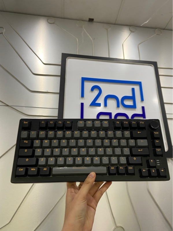 Bàn phím Dareu EK75 Pro - 3 mode kết nối( dây, receiver, bluetooth) - Màu đen - Ngoại hình: 97% - Mất 2 miếng đệm cao su đỡ bàn phím - Kèm dây, receiver