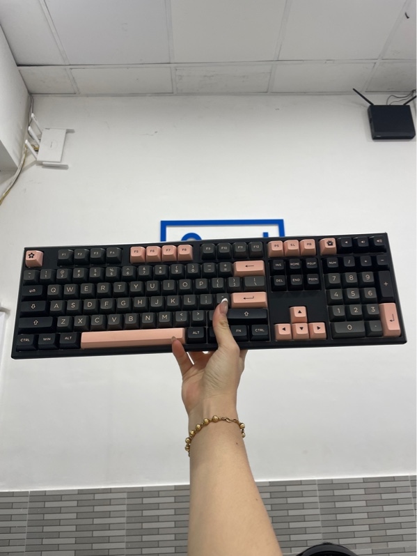 Bàn phím dây Akko Monsgeek MG 108 - Màu đen hồng - Ngọai hình: 97% - Box