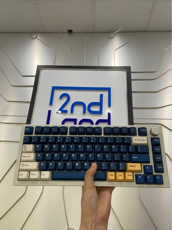 Bàn phím GLORIOUS GMMK Pro - 1 mode kết nối dây - Nhôm nguyên khối - Màu bạc - Ngoại hình: 98% - Body