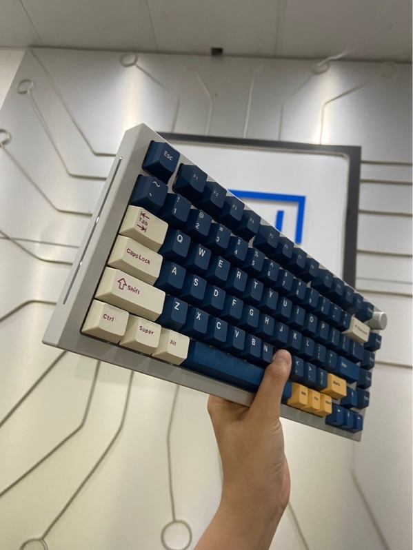 Bàn phím GLORIOUS GMMK Pro - 1 mode kết nối dây - Nhôm nguyên khối - Màu bạc - Ngoại hình: 98% - Body