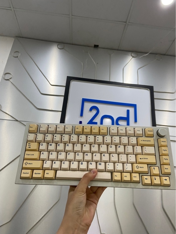 Bàn phím Glorious GMMK Pro 75% - 1 mode dây kết nối - Màu bạc - Ngoại hình: 97% - 3,4 loại switch khác nhau - Body