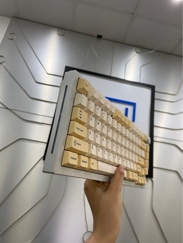 Bàn phím Glorious GMMK Pro 75% - 1 mode dây kết nối - Màu bạc - Ngoại hình: 97% - 3,4 loại switch khác nhau - Body