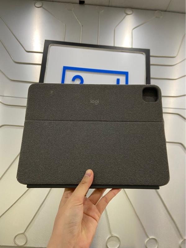 Bàn phím Ipad Pro Logitech Combo Touch 11 inch model YU0048 - Màu xám - Ngoại hình: 97% - Bung keo viền nặng - Body