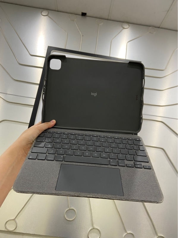 Bàn phím Ipad Pro Logitech Combo Touch 11 inch model YU0048 - Màu xám - Ngoại hình: 97% - Bung keo viền nặng - Body