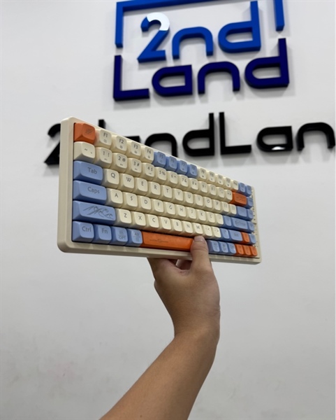 Bàn phím Langtu GK-85 - 3 mode : dây , receiver , bluetooth - Màu Kèm - Ngoại hình 97% - Lờn phím enter tab , chết liệt phím window , dính phím F2 , liệt phím j Window option bên phải , thiếu receiver - Body ( SẢN PHẨM LỖI KHÔNG BẢO HÀNH ) 1