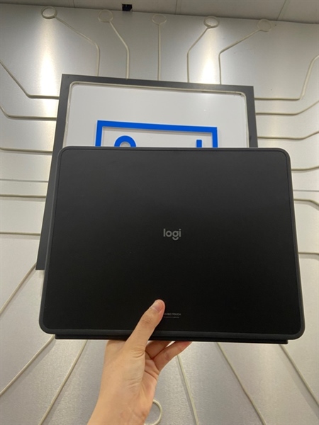 Bàn phím Logitech Combo Touch For Ipad - Màu đen - Ngoại hình: 98% - Kèm Box