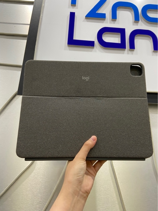 Bàn phím Logitech combo touch with trackpad for ipad pro 5th-6th - Màu xám - Ngoại hình: xấu - Kèm Box