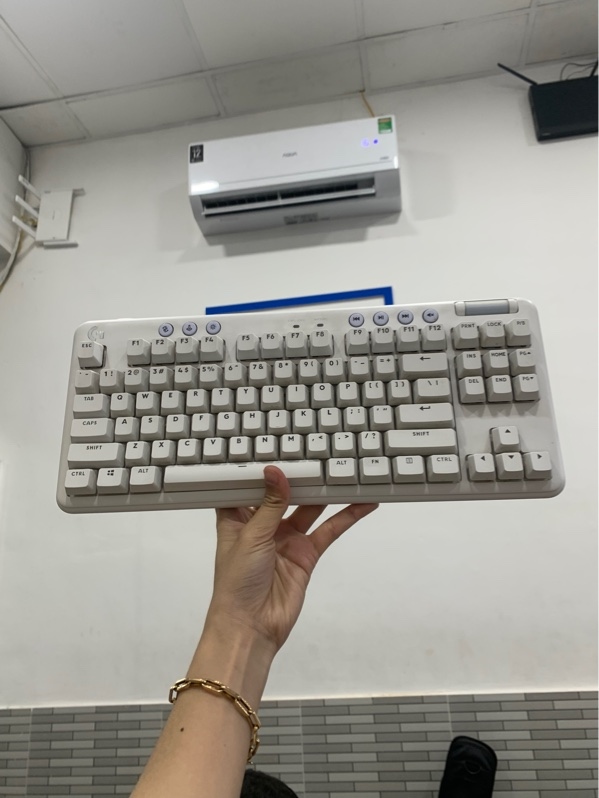 Bàn phím Logitech G715 - Màu trắng - Ngoại hình: 96% - Ố vàng - Box