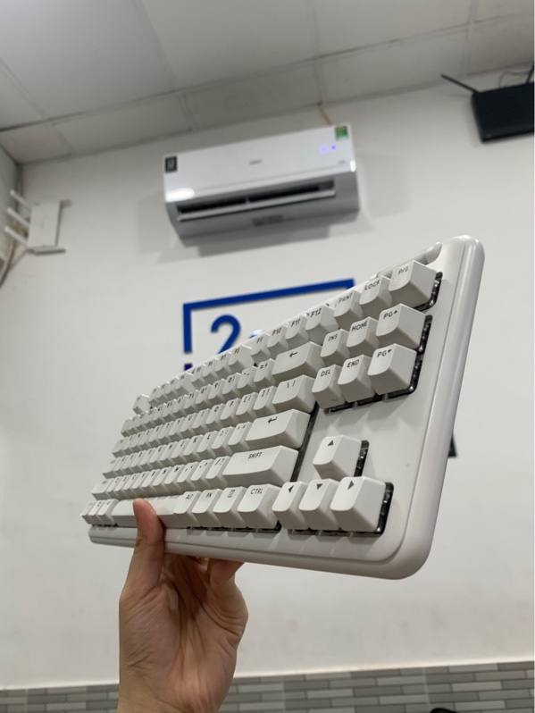 Bàn phím Logitech G715 - Màu trắng - Ngoại hình: 96% - Ố vàng - Box