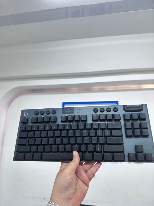 Bàn phím Logitech G913 TKL Lightspeed Wireless - 3 mode dây/ bluetooth/ 2.4G - Màu đen - Ngoại hình 97% - Có led, mất reciever - Kèm dây kết nối