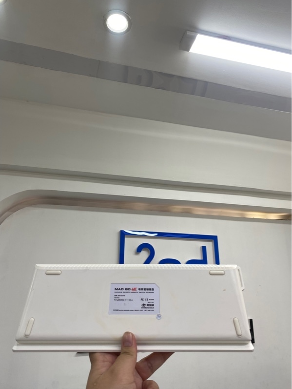 Bàn phím Mad Lions có dây Mad 60 HE - Không led - Màu trắng - Ngoại hình 98 - Kèm dây kết nối, box