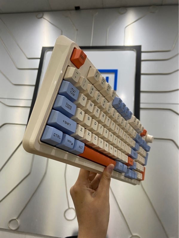 Bàn Phím XUNFOX K82 - RGB - Màu kem - Ngoại hình: 98% - Body