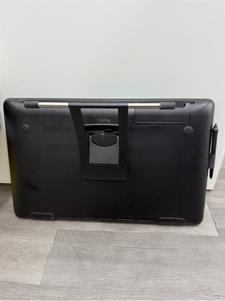 Bảng vẽ điện tử Wacom Cintiq 22 (DTK-2260) - Màu đen - Ngoại hình 98% - Màn ám vàng nhẹ - Kèm nguồn , HDMI , 1 dây kết nối , 1 bút đầu mòn nặng 1