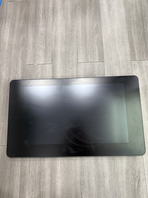 Bảng vẽ điện tử Wacom Cintiq Pro 24- model DTK-2420 no touch - Màu đen - Ngoại hình 97% - Màn hồng nhẹ - Kèm bút trầy xước , đế cắm ( có ngòi bút ), kèm điều khiển, nguồn, dây