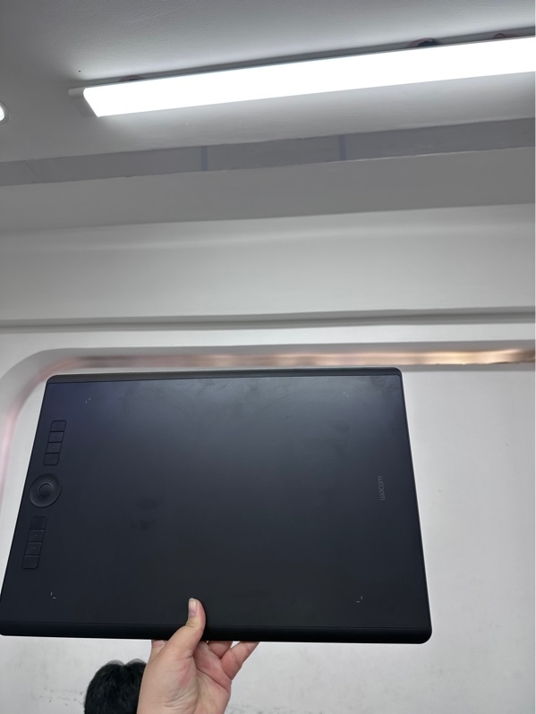 Bảng vẽ điện tử Wacom Intuos Pro Large PTH-860 - Màu đen - Ngoại hình 98% - Kèm bút, đế bút, usb-c