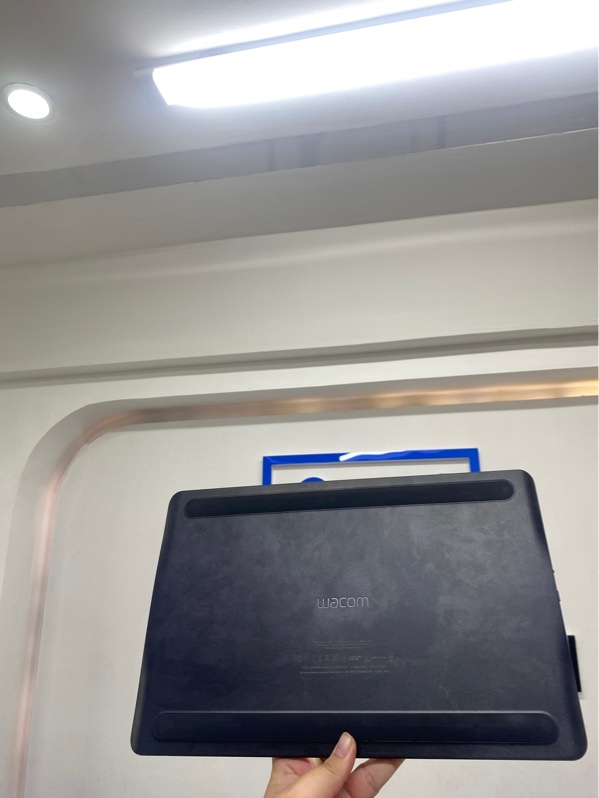 Bảng vẽ điện tử Wacom Intuos Pro-model PTH-660 - Màu đen - Ngoại hình 97% - Mặt mòn, đầu bút mòn, lỗi bluetooth - Kèm bút