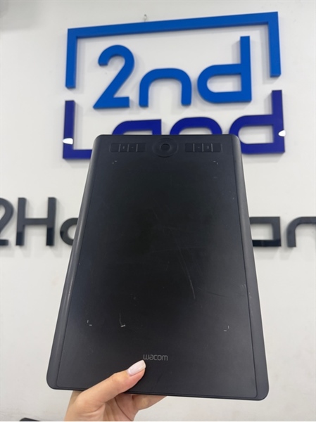 Bảng vẽ điện tử Wacom Intuos pro PTH-660 - Màu đen - Ngoại hình 97% - Mặt vẽ mòn , trầy nhiều - Kèm 1 bút ngòi mòn , 1 ống đựng bút , 1 đế cắm bút , dây kết nối , 29 ngòi