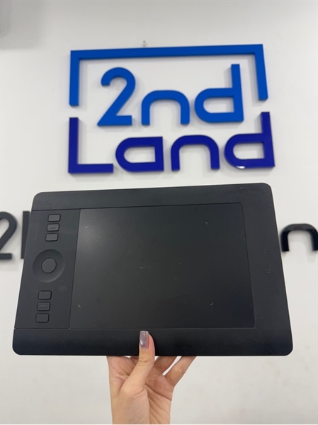 Bảng vẽ điện tử Wacom Intuos Pro Small PTH-451 - Màu đen - Ngoại hình 97% - Bụi , mặt vẽ trầy nhiều - Kèm 1 bút , 1 hộp đựng ngòi thay , 1 dây kết nối