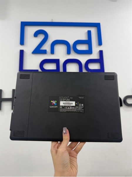 Bảng vẽ điện tử Wacom Intuos Pro Small PTH-451 - Màu đen - Ngoại hình 97% - Bụi , mặt vẽ trầy nhiều - Kèm 1 bút , 1 hộp đựng ngòi thay , 1 dây kết nối 2
