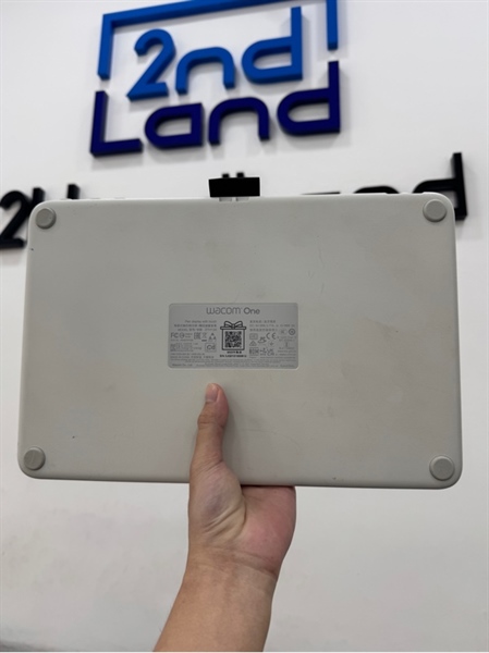 Bảng Vẽ Điện Tử Wacom One 13 Touch DTH134 - Màn hình 13.3 inch, Full HD, không cảm ứng đa điểm bằng tay - Màu trắng - Ngoại hình 97% - Kèm bút + Dây c to c, 2