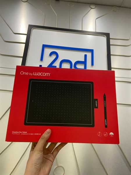 Bảng vẽ Wacom CTL-672 - Màu đỏ - Ngoại hình: 97% - Mất 1 đệm cao su - Kèm Box + bút + dây kết nối