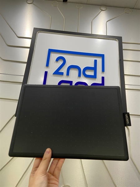 Bảng vẽ Wacom CTL-672 - Màu đỏ - Ngoại hình: 97% - Mất 1 đệm cao su - Kèm Box + bút + dây kết nối 1