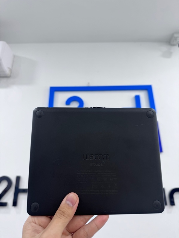 Bảng vẽ Wacom intuos, model CTL 4100 - Màu den - Ngoại hình 97% - Bị đứt dây kẹp bút, trầy xước, dây kết nối rỉ sét - Kèm 1 bút, dây kết nối, 3 ngòi phụ bị mòn