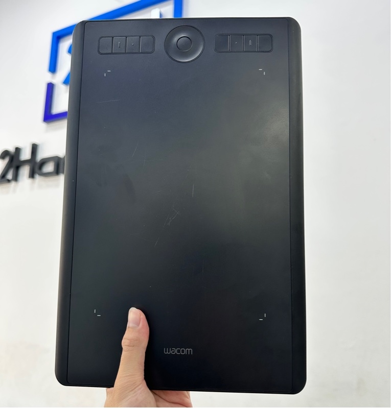 Bảng vẽ Wacom Intuos Pro PTH-660 - Màu đen - Ngoại hình 97% - Trầy mặt vẽ Bút mòn ngòi, nút bấm trên bút lỏng - Kèm bút + Dây USB C