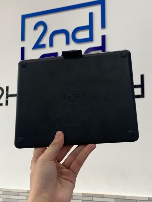 Bảng vẽ Wacom - Màu đen - Ngoại hình: 97% - Trầy - Kèm dây sạc