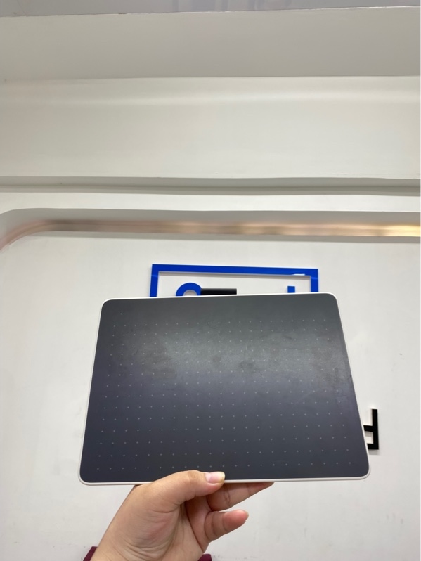 Bảng vẽ Wacom One CTC6110WL - Màu trắng - Ngoại hình 97.5% - Kèm bút, dây kết nối (2mode dây và bluetooth)