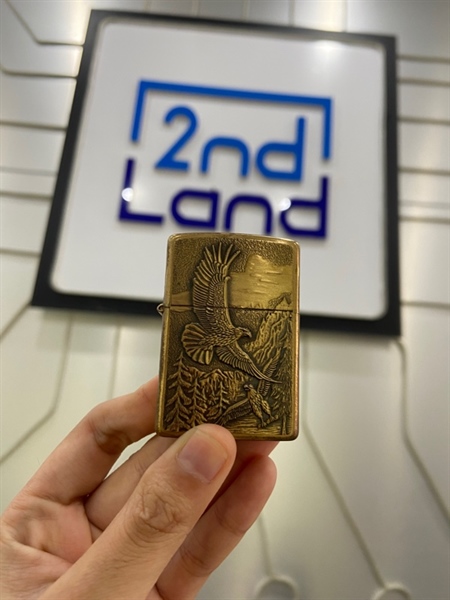 Bật lửa Zippo 20854 Where Eagles Dare Emblem Brushed Brass - Màu vàng - Ngoại hình: chưa sử dụng ô si hoát theo thời gian - Body