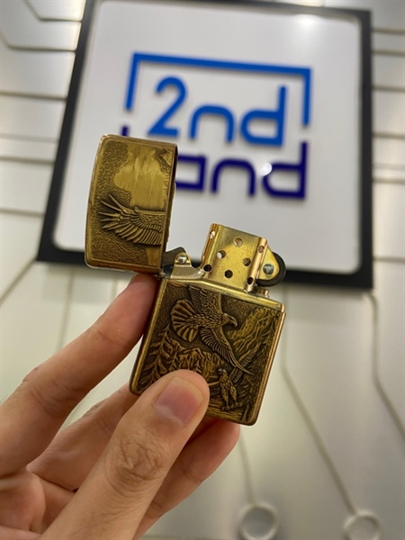 Bật lửa Zippo 20854 Where Eagles Dare Emblem Brushed Brass - Màu vàng - Ngoại hình: chưa sử dụng ô si hoát theo thời gian - Body