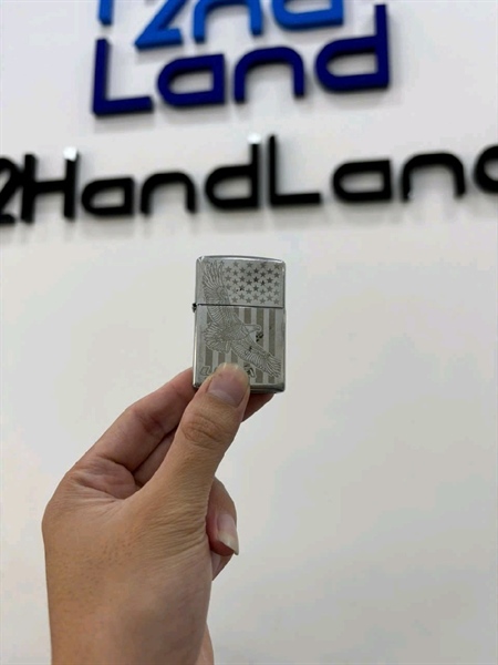 Bật lửa Zippo H13 Khắc Hình Đại Bàng - Màu bạc - Ngoại hình 96% - Trầy oxi hóa bên trong , đá lửa còn ít - Body