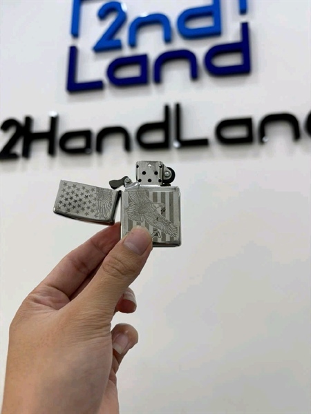 Bật lửa Zippo H13 Khắc Hình Đại Bàng - Màu bạc - Ngoại hình 96% - Trầy oxi hóa bên trong , đá lửa còn ít - Body 1